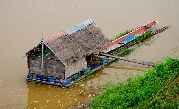 Drijvend huis aan de rivier — Stockfoto