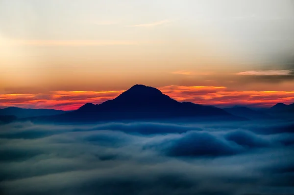 Восход солнца на горе — стоковое фото