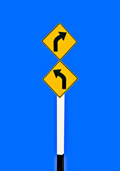 Guia post vire à esquerda e vire à direita isolado no fundo azul — Fotografia de Stock