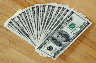 100 dolar faturaları yığını