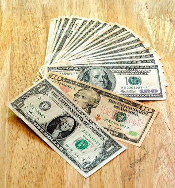 ve on ve bir yüz dolar faturaları closeup yığını