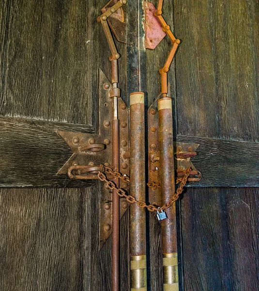 Деревянная дверь с ржавой цепью и старым замком — стоковое фото