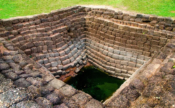 Alter Ziegelbrunnen — Stockfoto