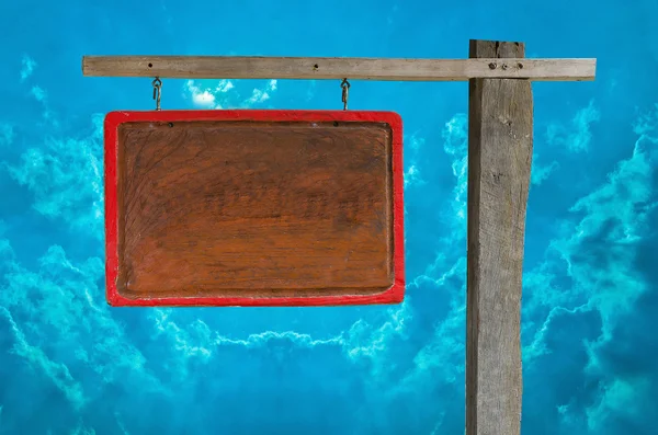 Holzschild leer isoliert auf blauem Himmel Hintergrund — Stockfoto