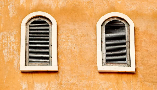 Das alte Fenster an der Wand — Stockfoto