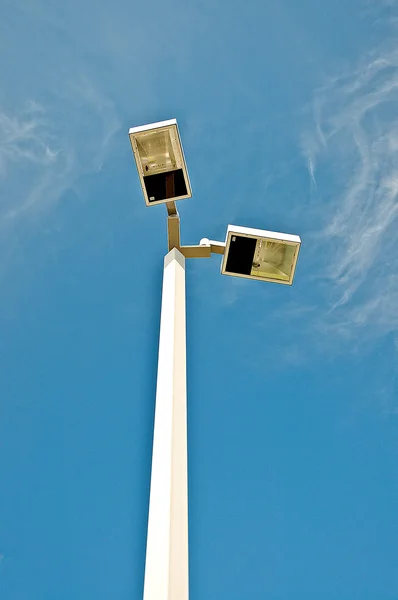 青い空を背景にスポット ライト — ストック写真