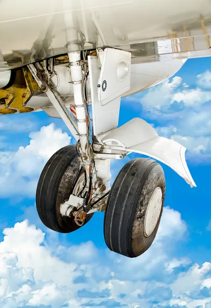 Gear up of plane on blue sky background — Stock Photo, Image