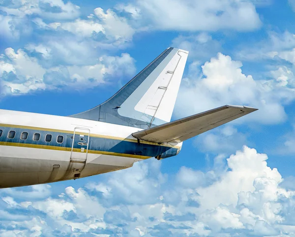 Самолет на голубом фоне неба — стоковое фото