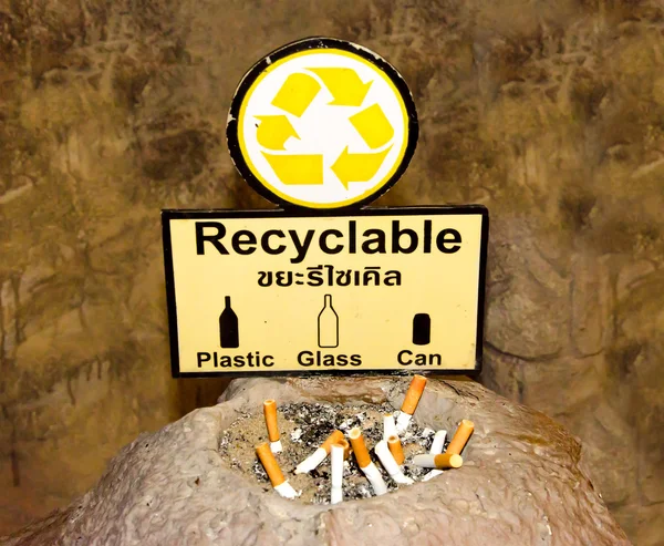 Signe de recyclable avec plateau à cendres — Photo