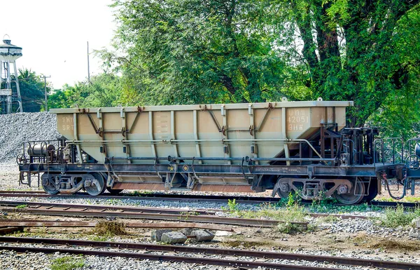 Пустой вагон для сыпучих материалов поезда — стоковое фото