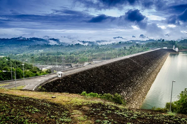Route sur le barrage de Ratchaprapha Surat province de Thani, Thaïlande — Photo
