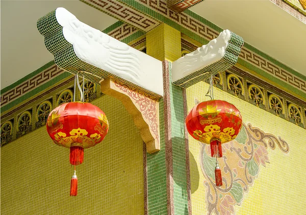 Lanternas de papel vermelho chinês em casa joss — Fotografia de Stock