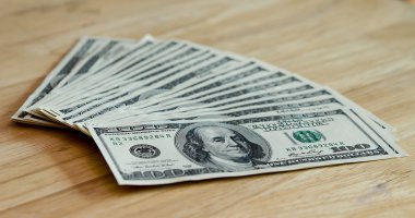 100 dolar faturaları yığını