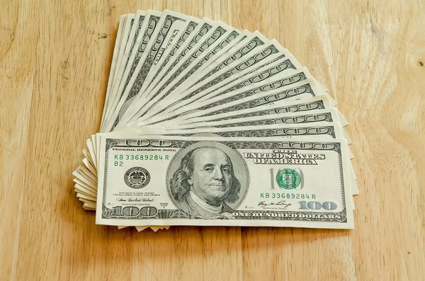 Stapel van honderd-dollarbiljetten — Stockfoto