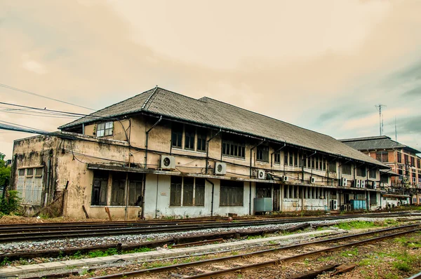 Стара будівля вздовж залізничної колії — стокове фото