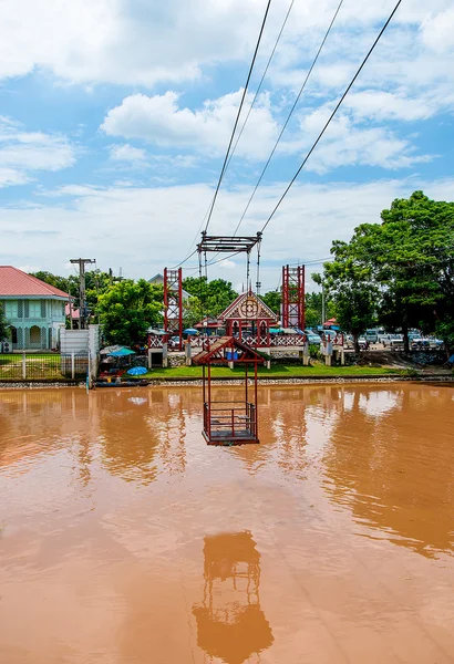 Kolejka linowa przez rzekę w dzielnicy bang pa-in, ayuthaya provin — Zdjęcie stockowe