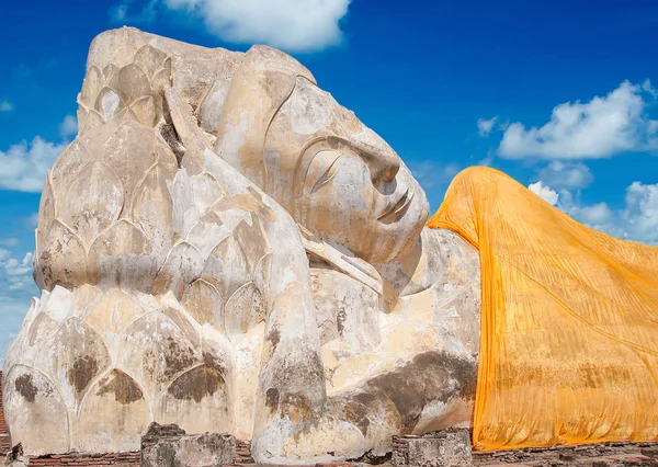 Stato di Buddha reclinabile su sfondo cielo blu — Foto Stock
