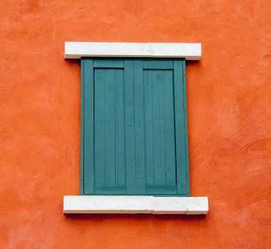 Vintage venster op oranje muur achtergrond