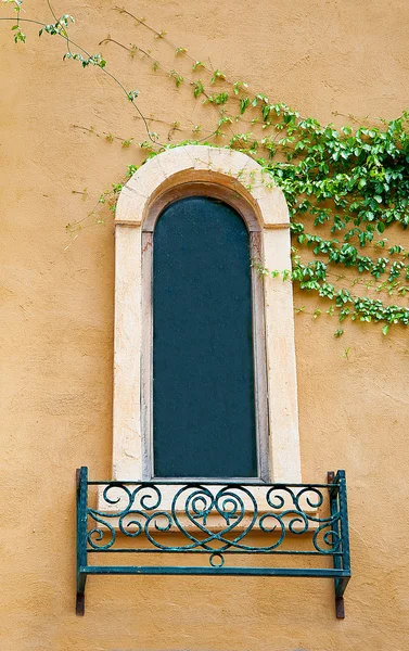 Vintage ventana sobre fondo de pared naranja —  Fotos de Stock