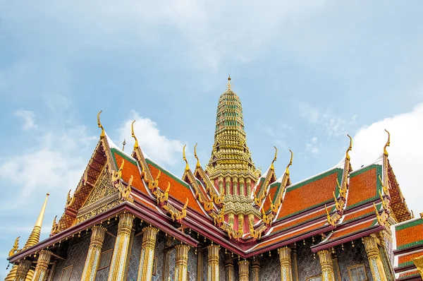 Hermosa iglesia en Wat Phra Kaew, Bangkok, Tailandia —  Fotos de Stock