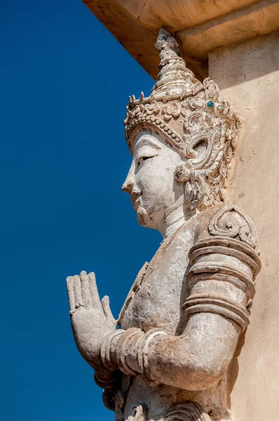 Skulptur sandsten av ängel på blå himmel bakgrund — Stockfoto