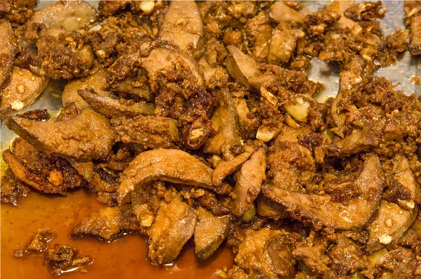 Hígado frito de cerdo con ajo y pimienta estilo tailandés — Foto de Stock