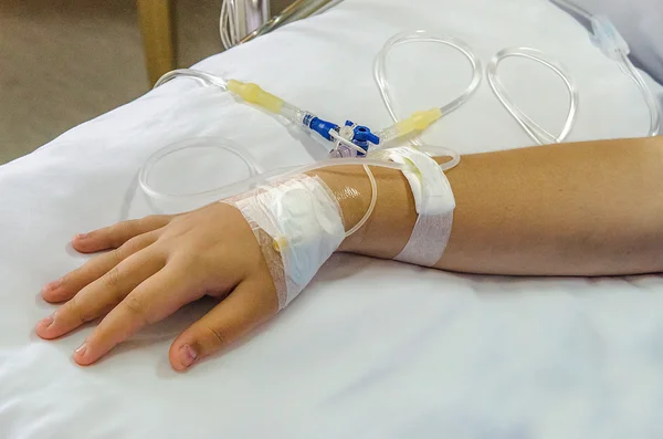 IV lösning i patientens hand — Stockfoto