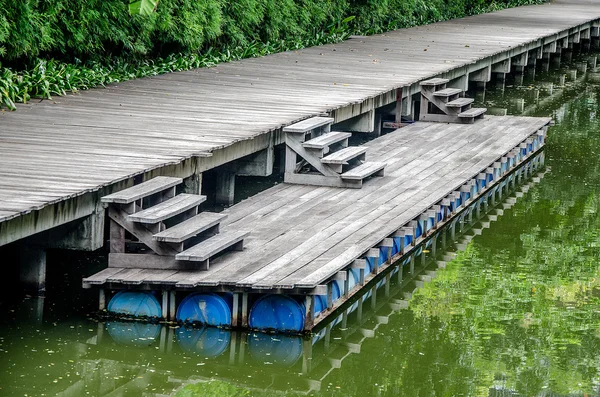 Muelle de madera flotando en el río —  Fotos de Stock
