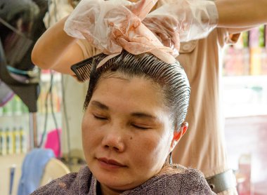 Şevval Özçelik Güzellik kadın müşterinin saç saç boyası uygulama