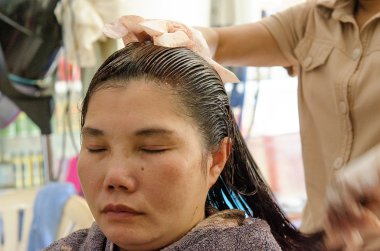 Şevval Özçelik Güzellik kadın müşterinin saç saç boyası uygulama