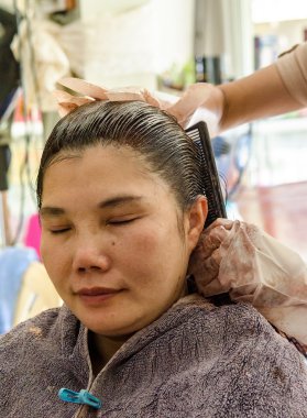 Şevval Özçelik Güzellik kadın müşterinin saç saç boyası uygulama