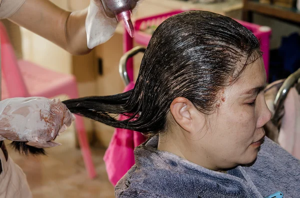 染发剂施加女性顾客头发的美容师 — 图库照片