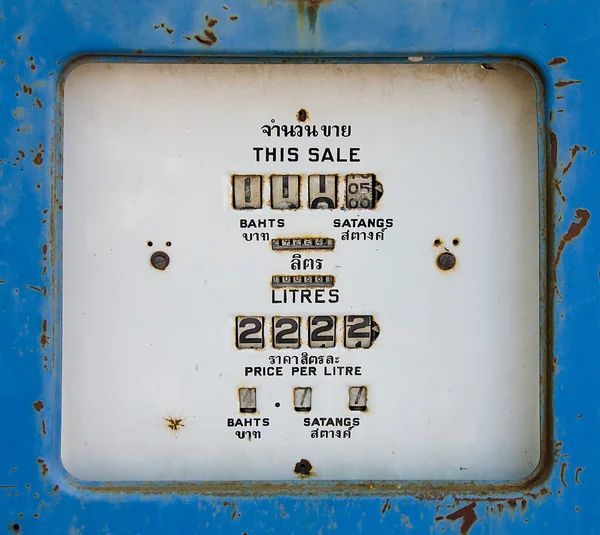 古いアナログ ポンプ ガスメーターのガソリン スタンドで — ストック写真