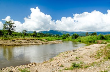 Mavi gökyüzü arka plan Kuzey Tayland River pai