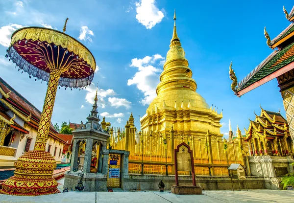 Pagoda dorada en el Templo de la provincia de Lumpoon, Tailandia —  Fotos de Stock