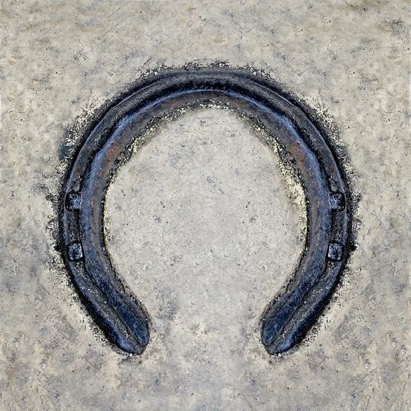 Rusted horseshoe on floor background — Stock Photo, Image