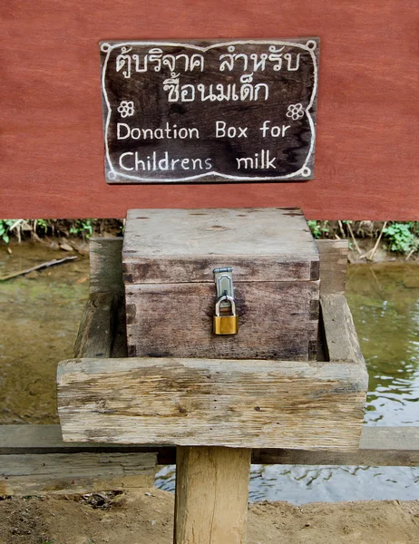 Donatie houten kist voor childrens melk — Stockfoto