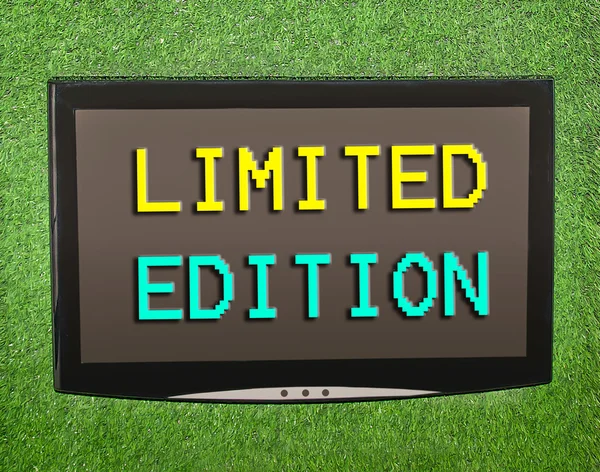 LCD-skärmen på grönt konstgräs av limited edition — Stockfoto