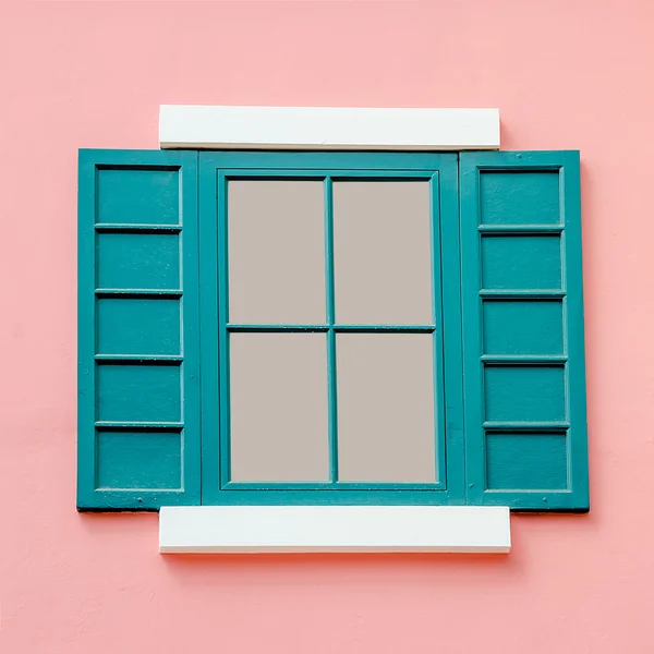 Vintage ventana sobre fondo de pared rosa — Foto de Stock