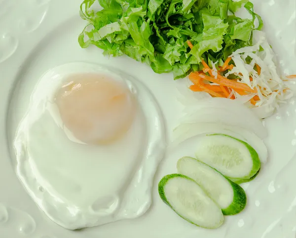 Frukost med stekt ägg och grönsaker — Stockfoto