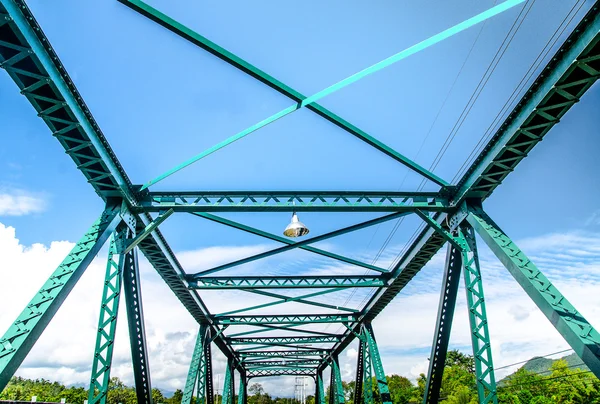 Ponte in metallo vintage nel distretto di Pai, provincia di Mae hong sont, Thailandia — Foto Stock