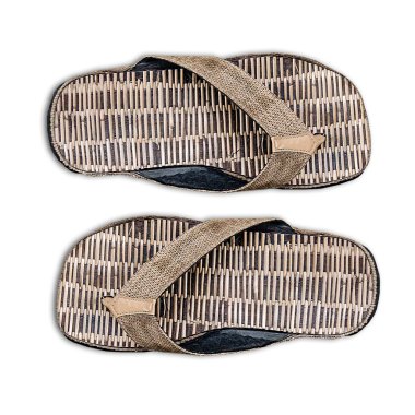 sandal bambu beyaz zemin üzerine izole bir çift