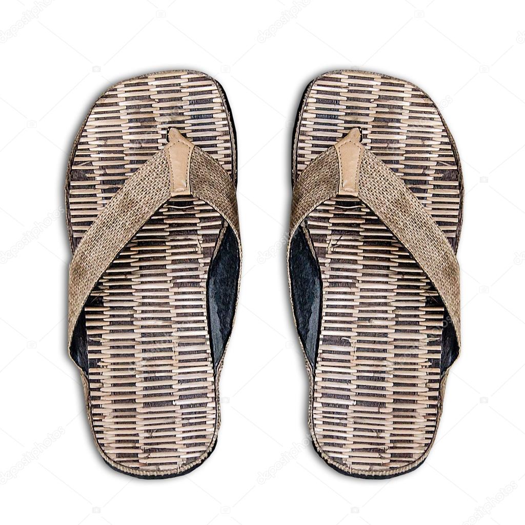 Un par de sandalias de bambú aisladas sobre fondo blanco — Foto de