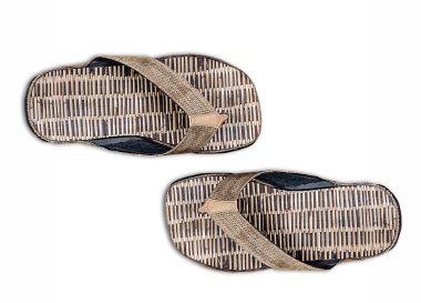 sandal bambu beyaz zemin üzerine izole bir çift