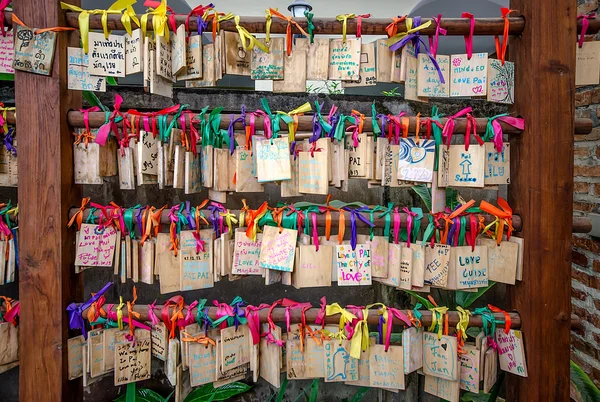 Mae hong sont, Tailandia - 19 dic: Tablas de oración de madera en Mae h — Foto de Stock