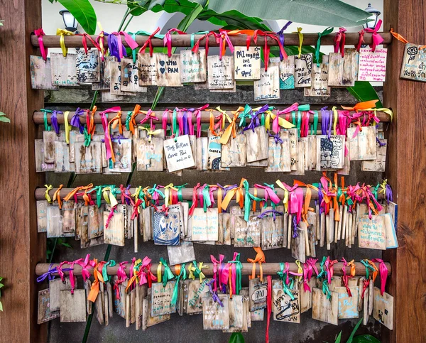 湄香港存贮器、 泰国-19 dec： 木制祈祷片在湄 h — 图库照片