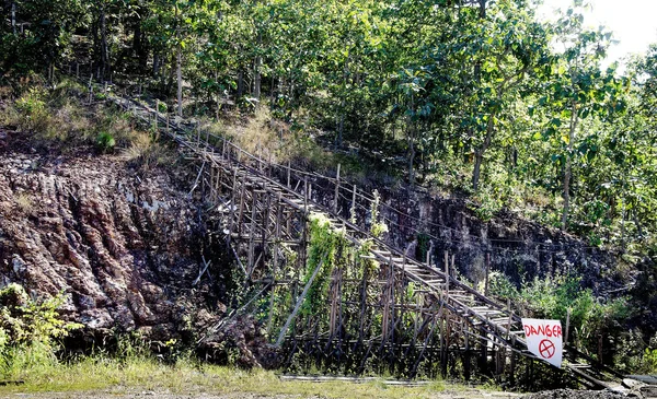 Vecchia scala in legno in costruzione — Foto Stock