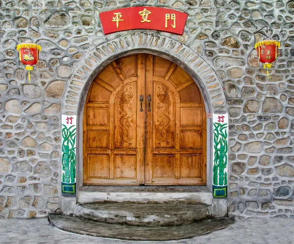 Porta de madeira velha de estilo chinês — Fotografia de Stock