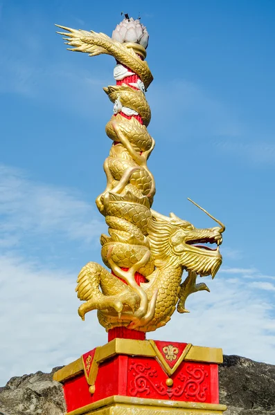 Dragon status on pole — Stock Photo, Image