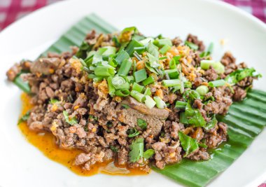 Kuzey tarzı Tayland baharatlı kıyılmış domuz salata